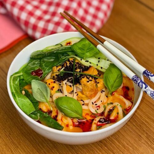 Imanin ja Leenan maapähkinävoi-nuudelikeitto