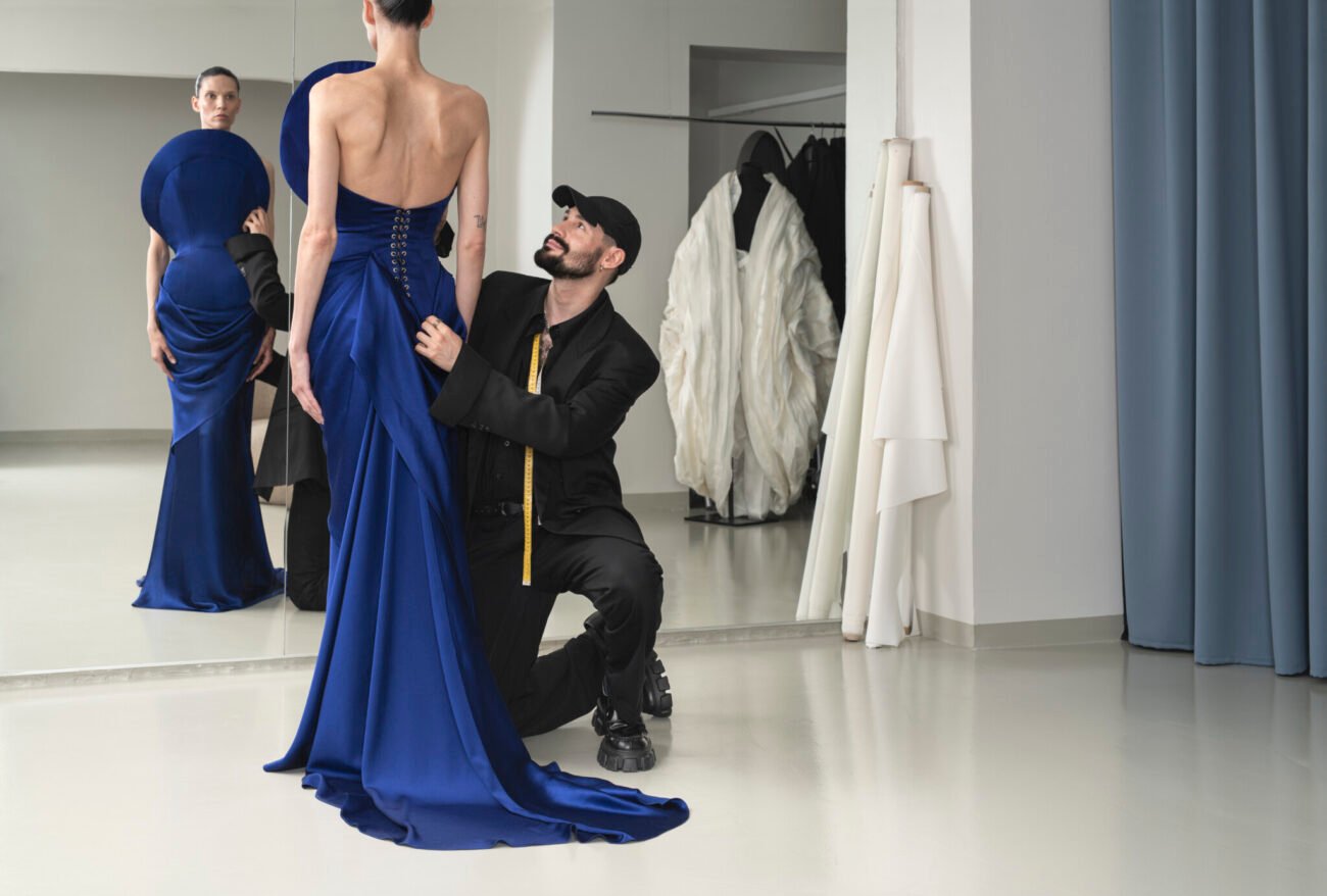 Mert Otsamo sovittaa mekkoa mallille