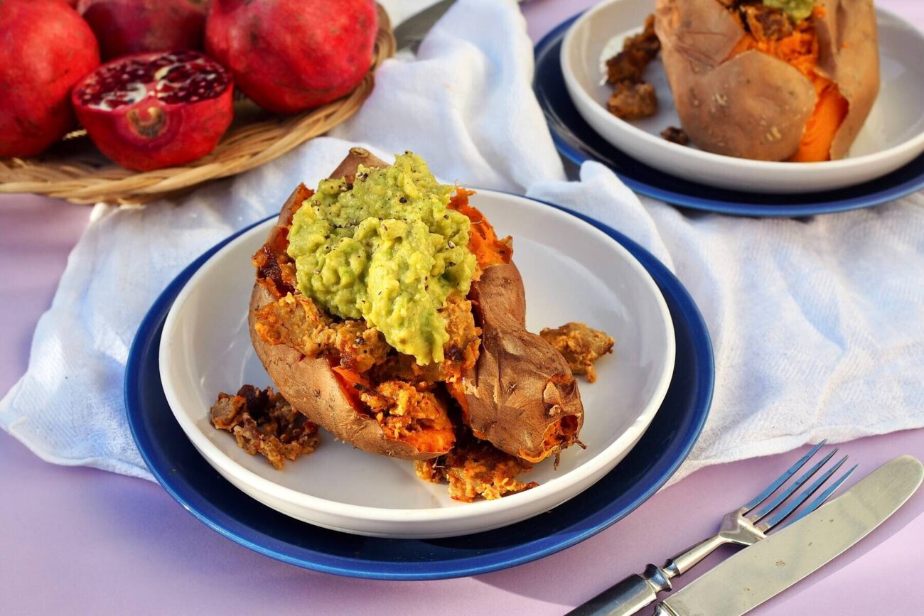 Uunibataatit ja avokadotahna