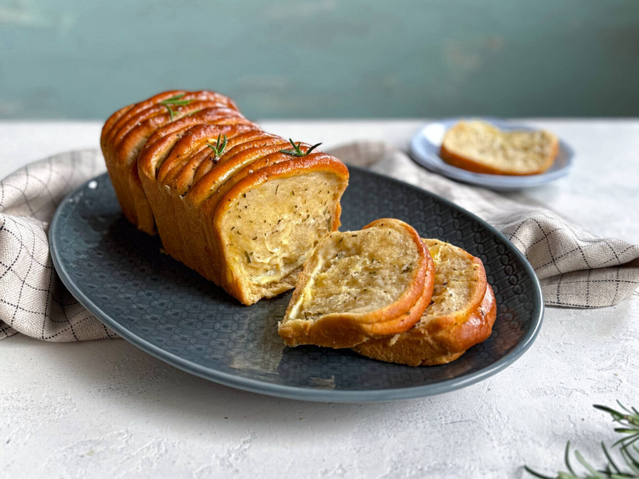 Vegaaninen rosmariini-juustoleipä