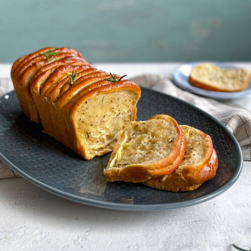 Vegaaninen rosmariini-juustoleipä