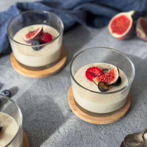 Vegaaninen jogurttipannacotta
