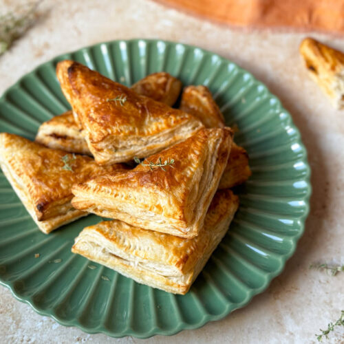 Vegaaniset kaurajauhispasteijat