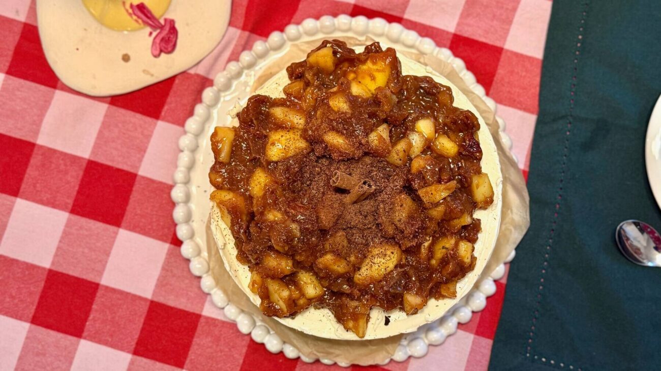 Imanin ja Leenan kanelikreemi-omenajuustokakku