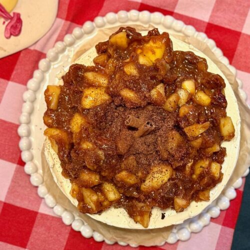 Imanin ja Leenan kanelikreemi-omenajuustokakku