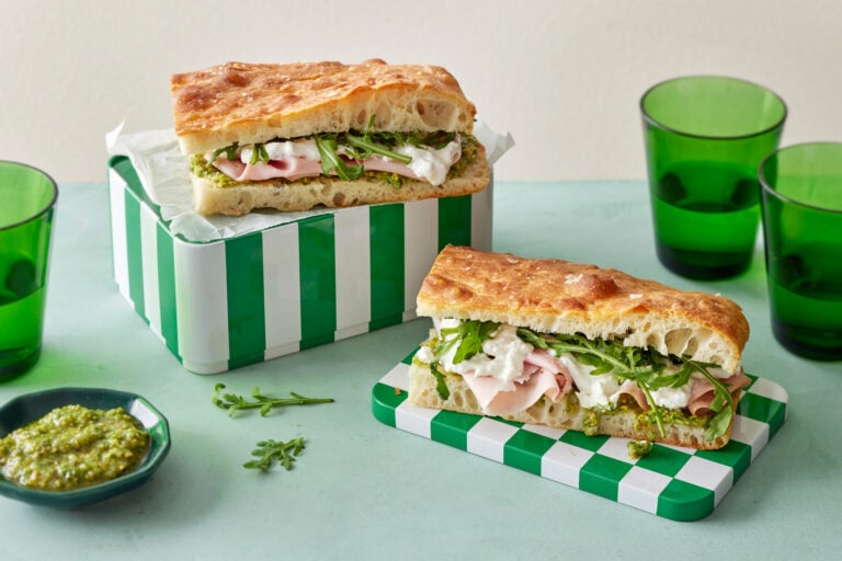 Schiacciata leipä ja pistaasipesto