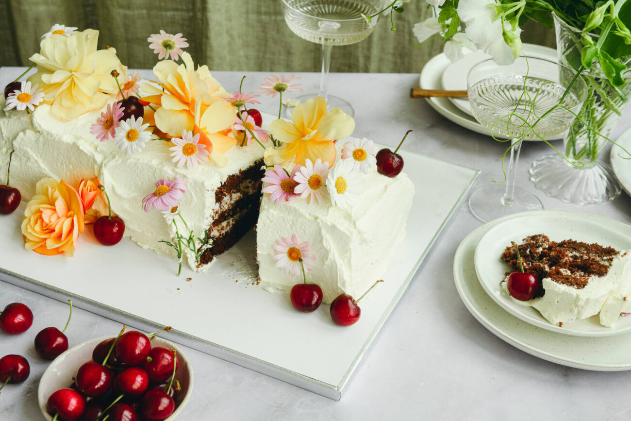 Kirsikka-suklaakakku