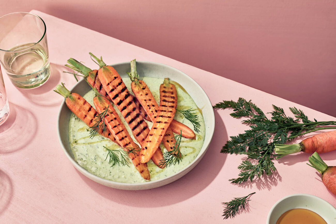 Grillatut porkkanat ja yrttinen fetavaahto