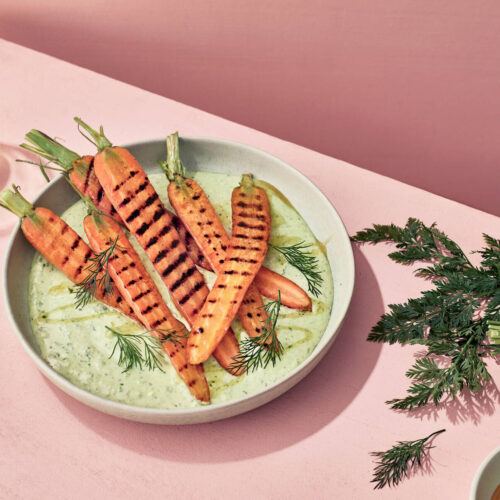 Grillatut porkkanat ja yrttinen fetavaahto