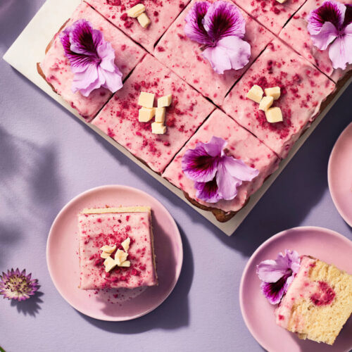 Helppo vadelma-valkosuklaakakku