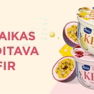 Kuvassa on Valio Gefilus® Kefir mansikka-ra­parperi ja Valio Gefilus® Kefir mango-passio.