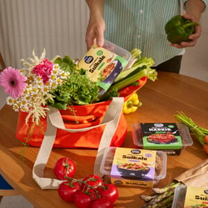Kuvassa on pöydällä Valio Gold&Green® Suikale Original, Valkosipuli ja Paprika. Lisäksi pöydällä on Gold&Green® Härkis® härkäpapumurska Original.