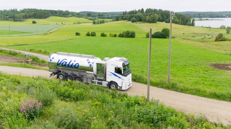 Kuvassa on maidonkeräilyauto.
