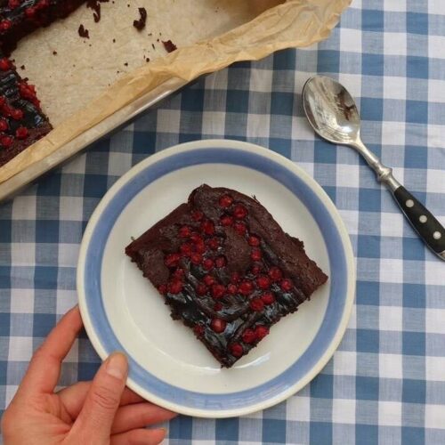 Bella Tablen lakritsitoffeebrownie puolukoilla