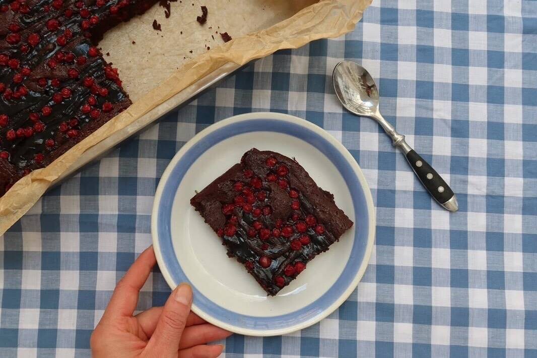 Bella Tablen lakritsitoffeebrownie puolukoilla