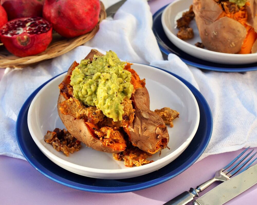 Uunibataatit ja avokadotahna