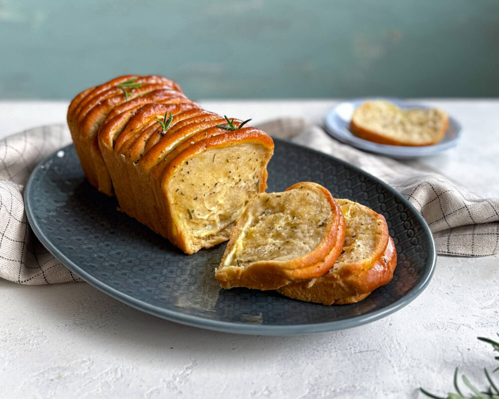 Vegaaninen rosmariini-juustoleipä