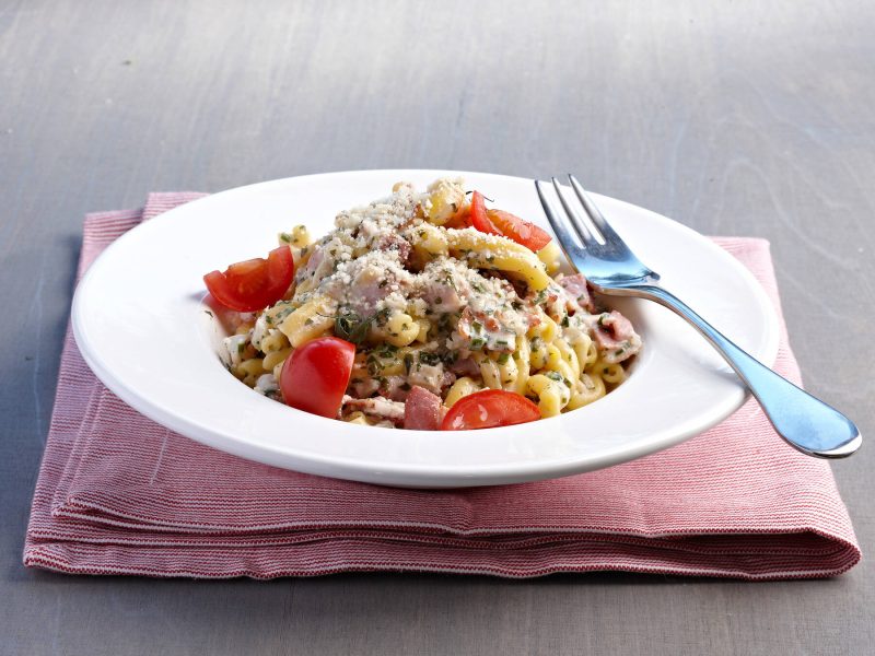 Pastaa ja pekonikastiketta