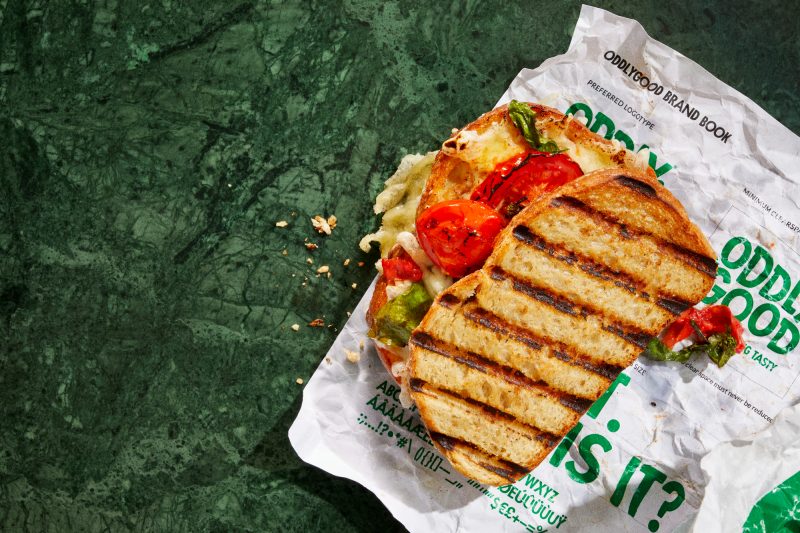 Täytetty ja paahdettu take away leipä pöydällä paperin päällä
