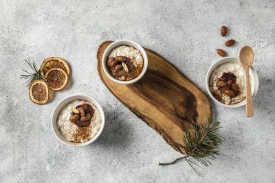 Jouluista puuroa pienissä kulhoissa puisen tarjoiluvadin päällä