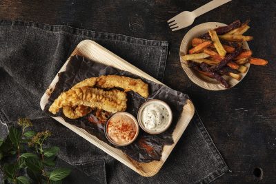 Street food teemaisia ruokia kertakäyttölautasilla pöydän päällä