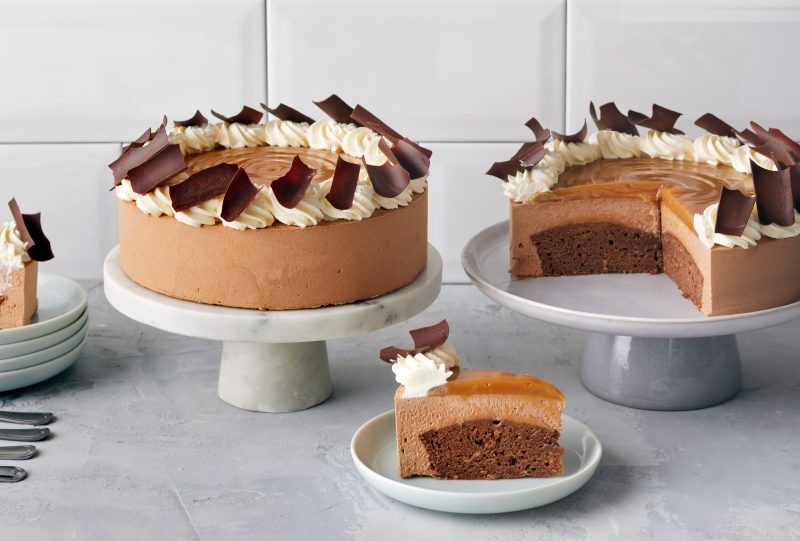 Suklaakinuskikakkuja valmistettu Aimo cakemixillä. Yksi kakku on avattu ja kuvassa etualalla yhden hengen kakkuannos lautasella.