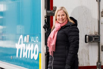 Pohjois- ja Keski-Suomen jakelupäällikkö Heli Helminen kuvattuna Valio Aimo rekan vierellä.