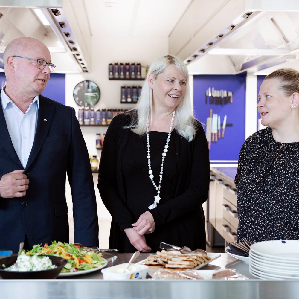 Timo Mäkinen, Elina Ikonen ja Helena Raivio, Härmän Kylpylä ja Kuntoutuksesta seisomassa kehittiössä