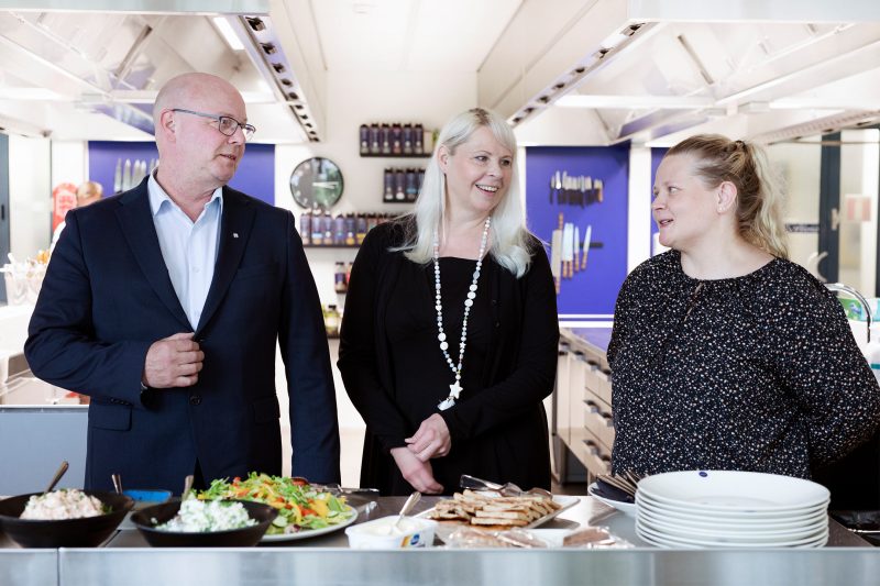 Timo Mäkinen, Elina Ikonen ja Helena Raivio, Härmän Kylpylä ja Kuntoutuksesta seisomassa kehittiössä