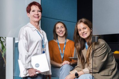 Pirjo Kaartinen, Anni Saarelainen ja Sanna Nenonen hymyilemässä kameralle