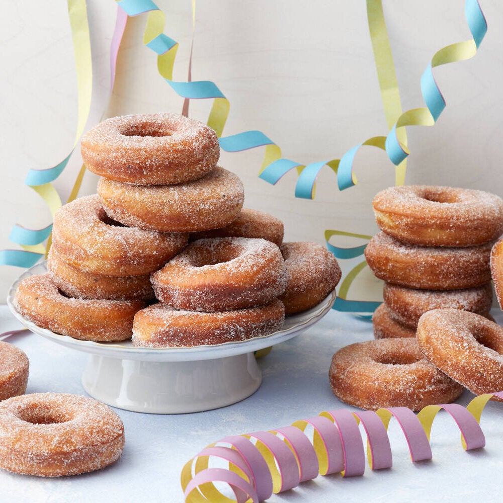 Vappumunkkeja tarjolla pöydällä