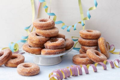 Vappumunkkeja tarjolla pöydällä