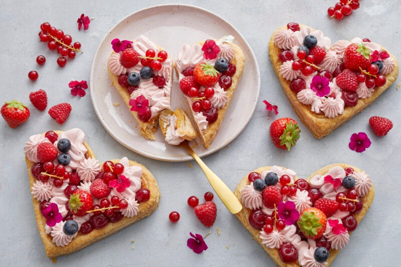 Sydämen muotoiset keksit värikkäällä koristelulla