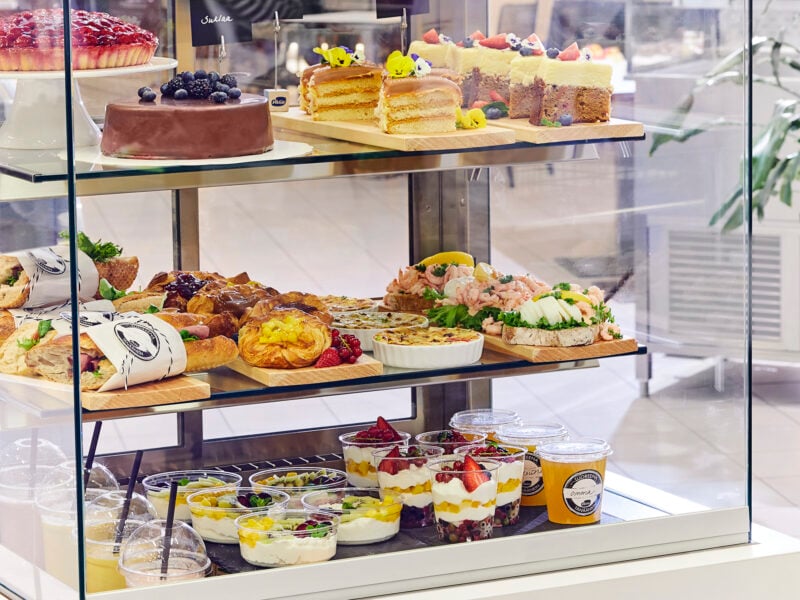 Kahvilavitriini täynnä tuotteita