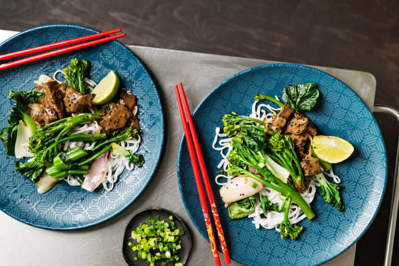 Hanger steak -nuudeliwokki