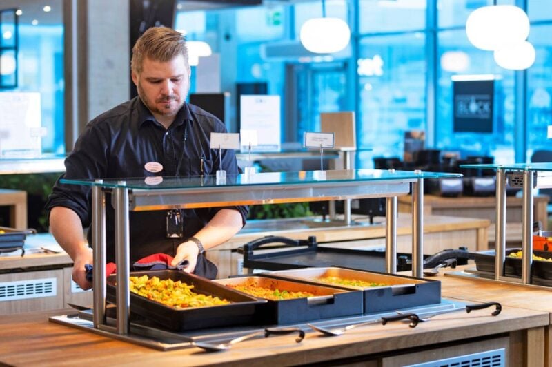 Opiskelijaravintola Restaurant Blockin ravintolapäällikkö Niko Iloniemi valmistelee lounaslinjastoa Turussa.