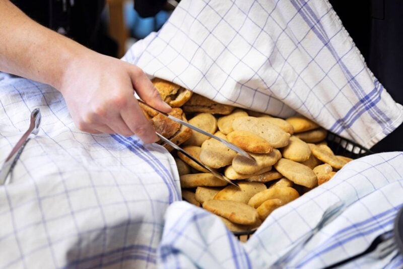 Juveneksen tuoreita sämpylöitä tarjoilussa.