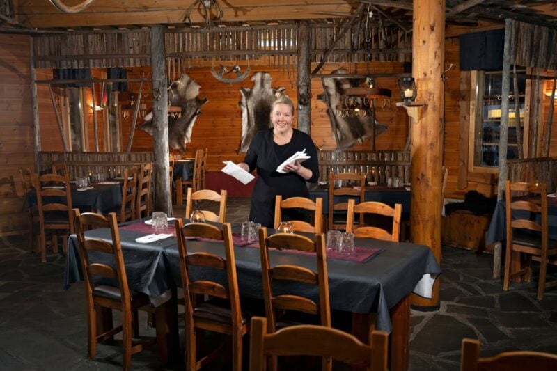 Monica Corander Rouhe-ravintoloiden tarjoilijana.