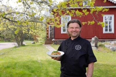 Visit Örön yrittäjä Janne Tirkkonen toivottaa matkailijat tervetulleeksi Örön saarelle.