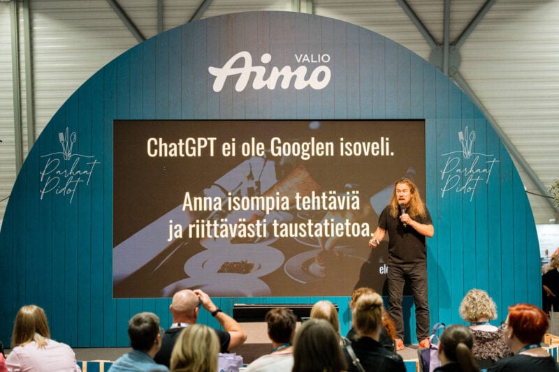 Amtti Merilehto pitämässä luentoa lavalla