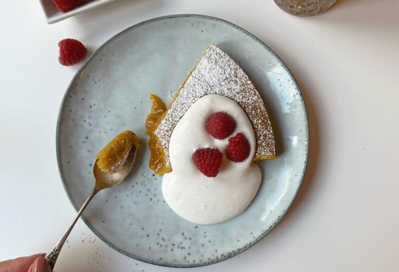 Vegansk saffranskladdkaka med vaniljgrädde