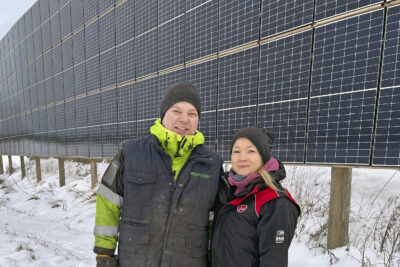 Pietiläisen pariskunta ryhmäkuvassa