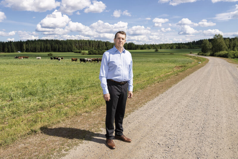 Vesa Kaunisto seisomassa pihatiellä