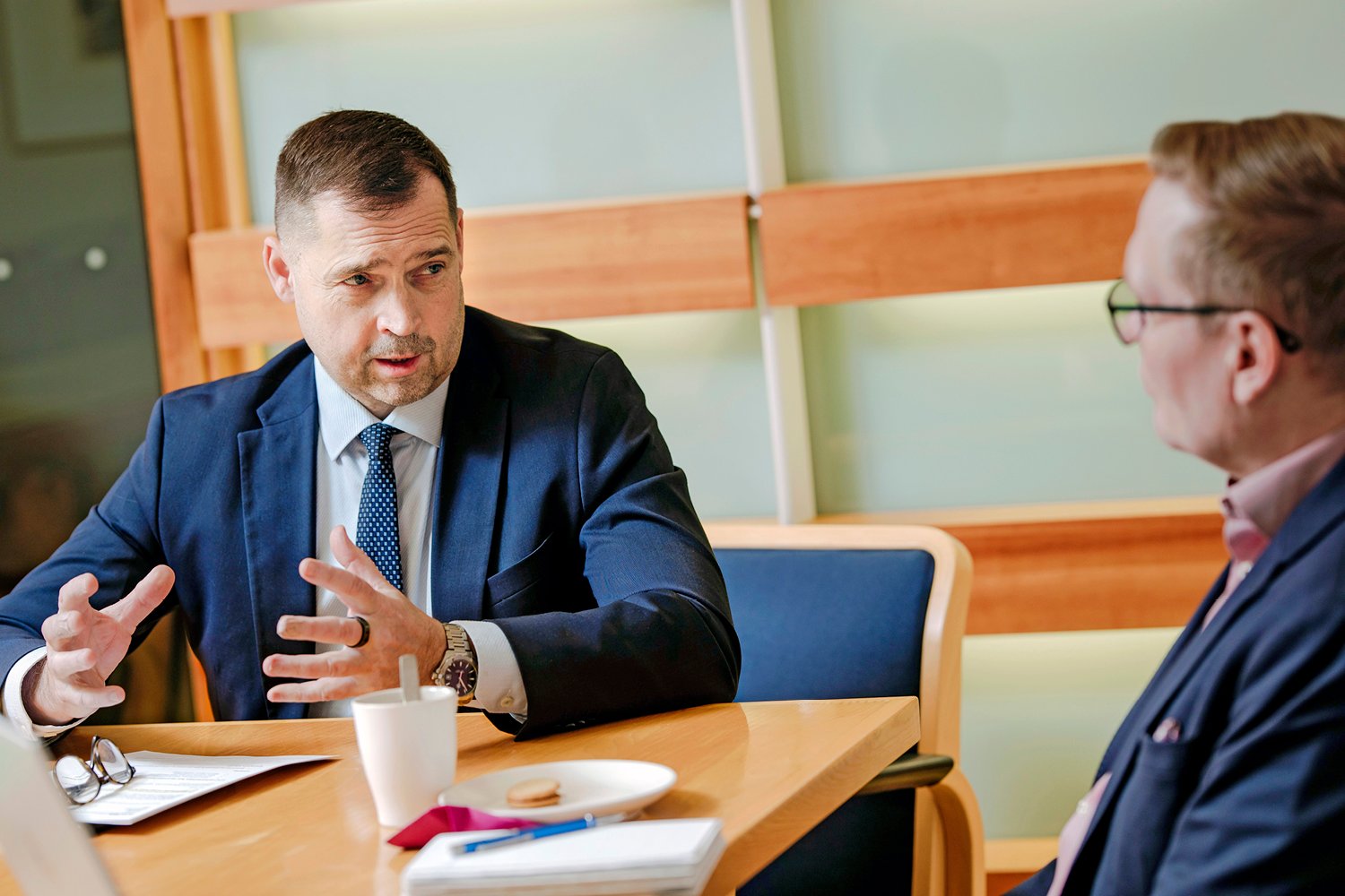 Tero Hemmilä keskustelemassa Mikko Heikkisen kanssa