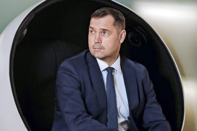 Tero Hemmilä katsoo kaukaisuuteen