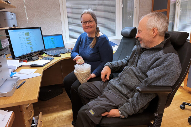 Hilja ja Markku Seppälä kotikonttorillaan