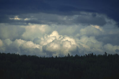 uhkaavia pilviä taivaanrannassa