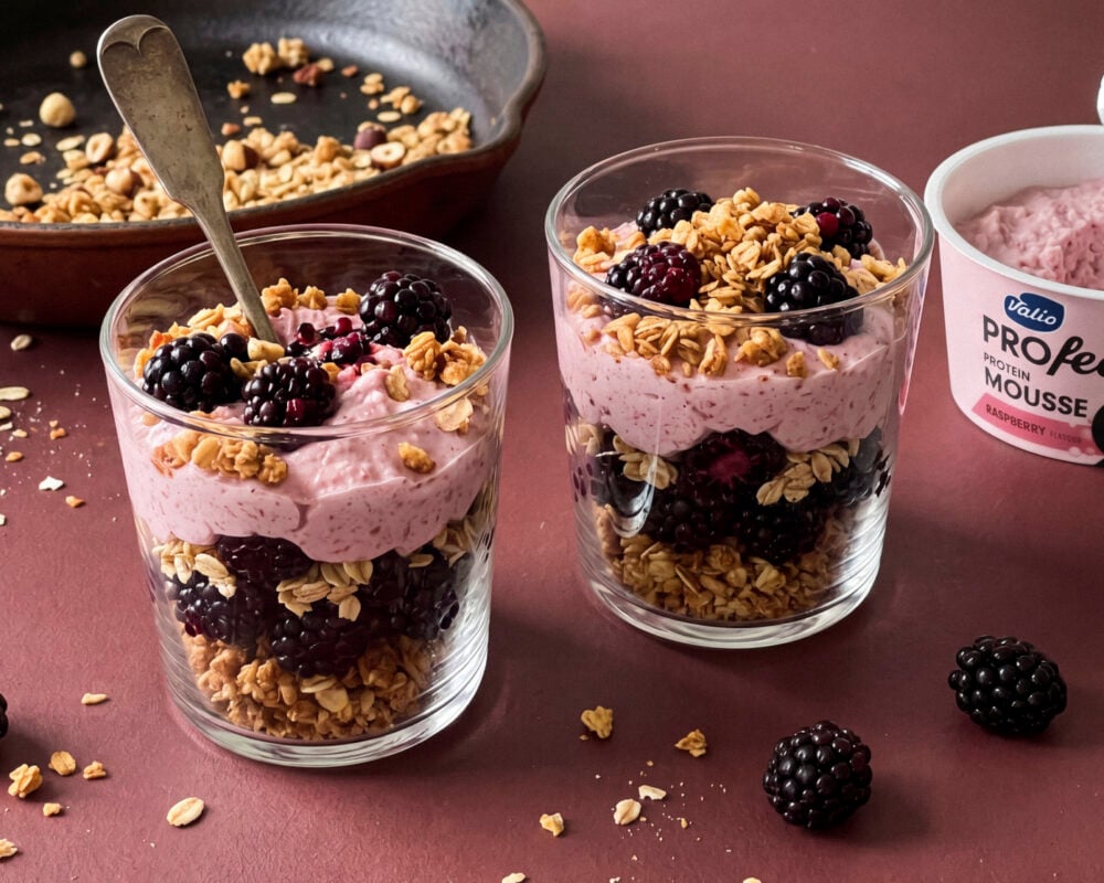 Jeżynowy crumble i mus malinowy w szklankach