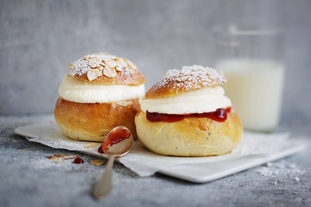 Laktosfria semlor med hallonfyllning