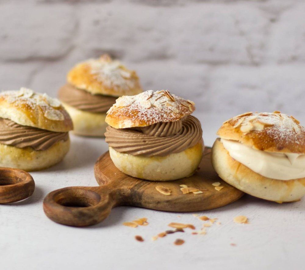 Semlor med chokladgrädde på träbricka